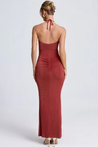 Margot – Maxikleid mit Cut-out-Halterausschnitt und Metallverzierungen in Auburn-Braun
