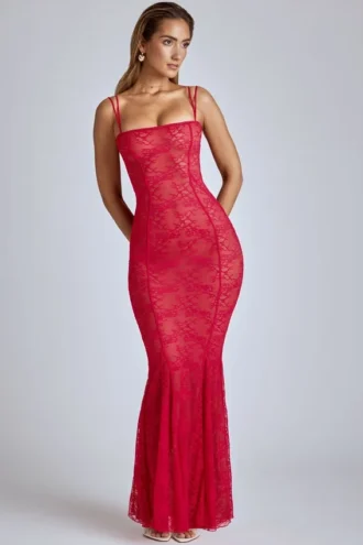 Marietta – Transparentes Spitzenkleid mit Fischschwanz in Kirschrot