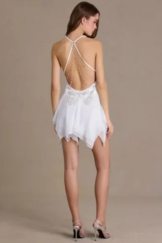 Mariette Chiffon-Minikleid mit tiefem Ausschnitt und offenem Rücken in Weiß