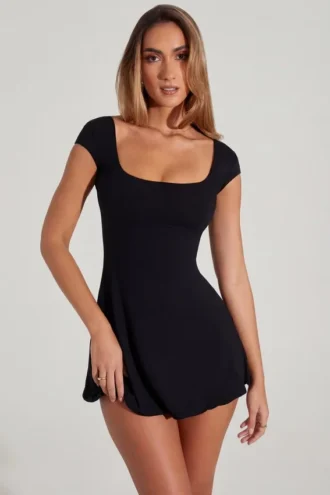 Marina A-Linien-Minikleid mit offenem Rücken in Schwarz