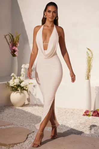 Mariposa Plunge-Kleid mit Wasserfallausschnitt und bodenlangem Schnitt in Elfenbein