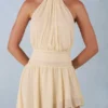 Mariselle Neckholder-Maxikleid mit asymmetrischem Schnitt in Buttergelb Mariselle Neckholder-Maxikleid mit asymmetrischem Schnitt in Buttergelb
