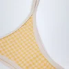 Masia Cheeky-Bikinihose mit doppelten Trägern in gelbem Gingham Masia Cheeky-Bikinihose mit doppelten Trägern in gelbem Gingham