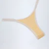 Masia Cheeky-Bikinihose mit doppelten Trägern in gelbem Gingham Masia Cheeky-Bikinihose mit doppelten Trägern in gelbem Gingham