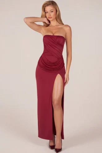 Matilde Bandeau-Maxikleid mit Drapierung bis zum Oberschenkel in Kirschrot