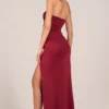 Matilde Bandeau-Maxikleid mit Drapierung bis zum Oberschenkel in Kirschrot Matilde Bandeau-Maxikleid mit Drapierung bis zum Oberschenkel in Kirschrot