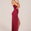 Matilde Bandeau-Maxikleid mit Drapierung bis zum Oberschenkel in Kirschrot Matilde Bandeau-Maxikleid mit Drapierung bis zum Oberschenkel in Kirschrot