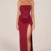 Matilde Bandeau-Maxikleid mit Drapierung bis zum Oberschenkel in Kirschrot Matilde Bandeau-Maxikleid mit Drapierung bis zum Oberschenkel in Kirschrot