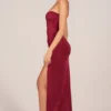 Matilde Bandeau-Maxikleid mit Drapierung bis zum Oberschenkel in Kirschrot Matilde Bandeau-Maxikleid mit Drapierung bis zum Oberschenkel in Kirschrot
