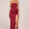 Matilde Bandeau-Maxikleid mit Drapierung bis zum Oberschenkel in Kirschrot Matilde Bandeau-Maxikleid mit Drapierung bis zum Oberschenkel in Kirschrot