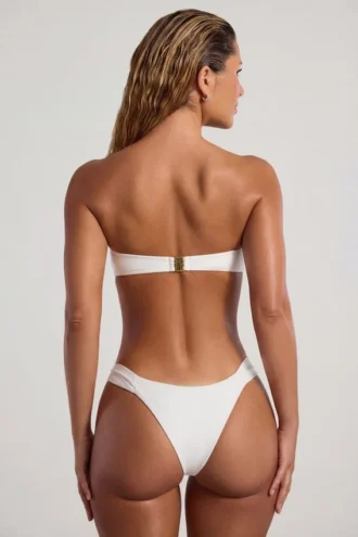 Praslin Bandeau-Bikinioberteil mit Perlenverzierung in Elfenbein
