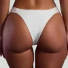 Praslin Bandeau-Bikinioberteil mit Perlenverzierung in Elfenbein Praslin Bandeau-Bikinioberteil mit Perlenverzierung in Elfenbein