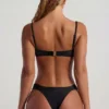 Maui Cheeky-Bikinihose mit breiten Trägern und Perlenverzierung in Schwarz Maui Cheeky-Bikinihose mit breiten Trägern und Perlenverzierung in Schwarz