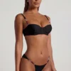 Maui Cheeky-Bikinihose mit breiten Trägern und Perlenverzierung in Schwarz Maui Cheeky-Bikinihose mit breiten Trägern und Perlenverzierung in Schwarz