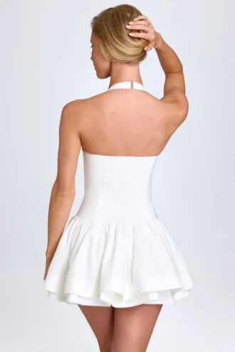 Maybelle Minikleid mit Rüschen und Neckholder in Weiß