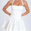 Maybelle Minikleid mit Rüschen und Neckholder in Weiß Maybelle Minikleid mit Rüschen und Neckholder in Weiß