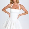 Maybelle Minikleid mit Rüschen und Neckholder in Weiß Maybelle Minikleid mit Rüschen und Neckholder in Weiß