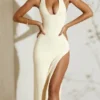 Mei Maxikleid mit hohem Schlitz und Neckholder in Elfenbein