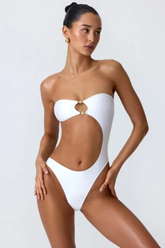Miami Bandeau-Badeanzug mit Cut-outs und Perlenverzierung in Weiß