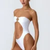 Miami Bandeau-Badeanzug mit Cut-outs und Perlenverzierung in Weiß Miami Bandeau-Badeanzug mit Cut-outs und Perlenverzierung in Weiß