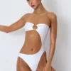 Miami Bandeau-Badeanzug mit Cut-outs und Perlenverzierung in Weiß Miami Bandeau-Badeanzug mit Cut-outs und Perlenverzierung in Weiß