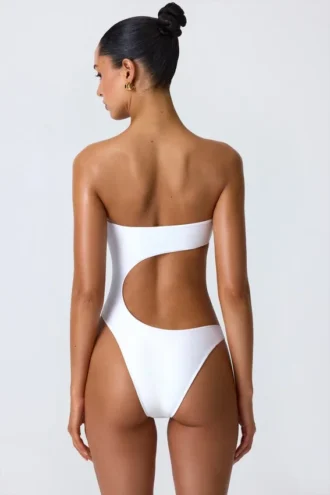 Miami Bandeau-Badeanzug mit Cut-outs und Perlenverzierung in Weiß