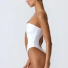 Miami Bandeau-Badeanzug mit Cut-outs und Perlenverzierung in Weiß Miami Bandeau-Badeanzug mit Cut-outs und Perlenverzierung in Weiß