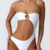 Miami Bandeau-Badeanzug mit Cut-outs und Perlenverzierung in Weiß Miami Bandeau-Badeanzug mit Cut-outs und Perlenverzierung in Weiß