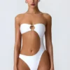 Miami Bandeau-Badeanzug mit Cut-outs und Perlenverzierung in Weiß Miami Bandeau-Badeanzug mit Cut-outs und Perlenverzierung in Weiß