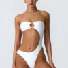 Miami Bandeau-Badeanzug mit Cut-outs und Perlenverzierung in Weiß Miami Bandeau-Badeanzug mit Cut-outs und Perlenverzierung in Weiß