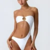 Miami Bandeau-Badeanzug mit Cut-outs und Perlenverzierung in Weiß Miami Bandeau-Badeanzug mit Cut-outs und Perlenverzierung in Weiß