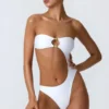 Miami Bandeau-Badeanzug mit Cut-outs und Perlenverzierung in Weiß Miami Bandeau-Badeanzug mit Cut-outs und Perlenverzierung in Weiß