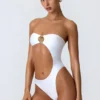 Miami Bandeau-Badeanzug mit Cut-outs und Perlenverzierung in Weiß Miami Bandeau-Badeanzug mit Cut-outs und Perlenverzierung in Weiß
