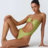 Miami Bandeau-Badeanzug mit Perlenverzierung und Cut-outs in Birnengrün Miami Bandeau-Badeanzug mit Perlenverzierung und Cut-outs in Birnengrün