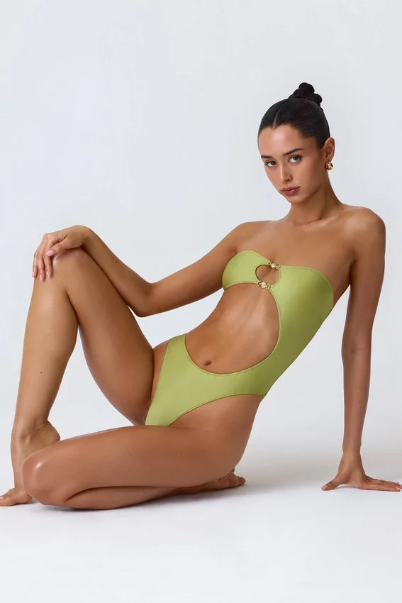 Miami Bandeau-Badeanzug mit Perlenverzierung und Cut-outs in Birnengrün Miami Bandeau-Badeanzug mit Perlenverzierung und Cut-outs in Birnengrün