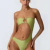 Miami Bandeau-Badeanzug mit Perlenverzierung und Cut-outs in Birnengrün Miami Bandeau-Badeanzug mit Perlenverzierung und Cut-outs in Birnengrün