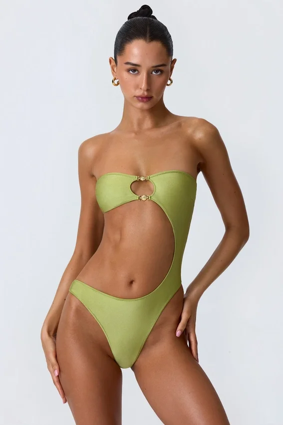 Miami Bandeau-Badeanzug mit Perlenverzierung und Cut-outs in Birnengrün Miami Bandeau-Badeanzug mit Perlenverzierung und Cut-outs in Birnengrün