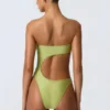 Miami Bandeau-Badeanzug mit Perlenverzierung und Cut-outs in Birnengrün Miami Bandeau-Badeanzug mit Perlenverzierung und Cut-outs in Birnengrün