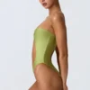 Miami Bandeau-Badeanzug mit Perlenverzierung und Cut-outs in Birnengrün Miami Bandeau-Badeanzug mit Perlenverzierung und Cut-outs in Birnengrün