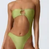 Miami Bandeau-Badeanzug mit Perlenverzierung und Cut-outs in Birnengrün Miami Bandeau-Badeanzug mit Perlenverzierung und Cut-outs in Birnengrün