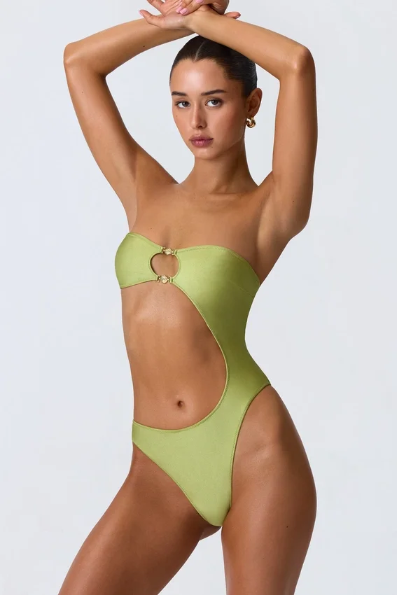Miami Bandeau-Badeanzug mit Perlenverzierung und Cut-outs in Birnengrün Miami Bandeau-Badeanzug mit Perlenverzierung und Cut-outs in Birnengrün