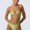 Miami Bandeau-Badeanzug mit Perlenverzierung und Cut-outs in Birnengrün Miami Bandeau-Badeanzug mit Perlenverzierung und Cut-outs in Birnengrün