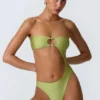 Miami Bandeau-Badeanzug mit Perlenverzierung und Cut-outs in Birnengrün Miami Bandeau-Badeanzug mit Perlenverzierung und Cut-outs in Birnengrün