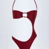Miami Bandeau-Badeanzug mit Perlenverzierung und Cut-outs in Dark Cherry Miami Bandeau-Badeanzug mit Perlenverzierung und Cut-outs in Dark Cherry