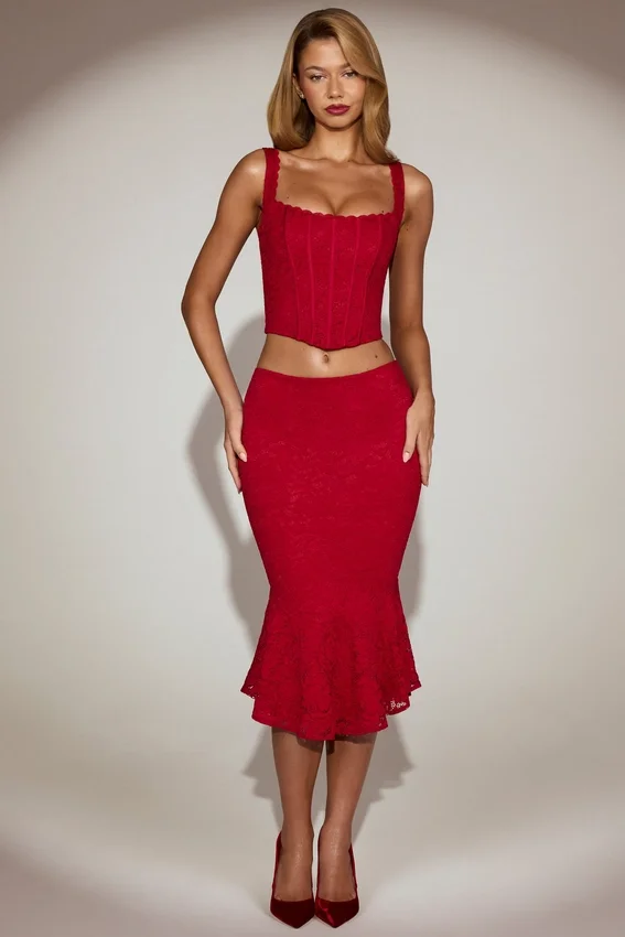 Midi-Rock aus korallenfarbener Spitze mit mittlerer Leibhöhe und ausgestellter Silhouette in True Red Midi-Rock aus korallenfarbener Spitze mit mittlerer Leibhöhe und ausgestellter Silhouette in True Red