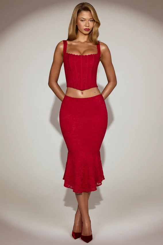 Midi-Rock aus korallenfarbener Spitze mit mittlerer Leibhöhe und ausgestellter Silhouette in True Red Midi-Rock aus korallenfarbener Spitze mit mittlerer Leibhöhe und ausgestellter Silhouette in True Red
