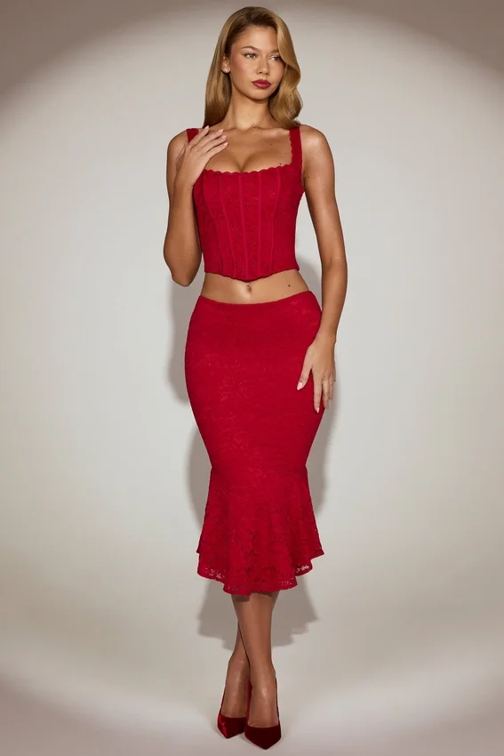 Midi-Rock aus korallenfarbener Spitze mit mittlerer Leibhöhe und ausgestellter Silhouette in True Red Midi-Rock aus korallenfarbener Spitze mit mittlerer Leibhöhe und ausgestellter Silhouette in True Red