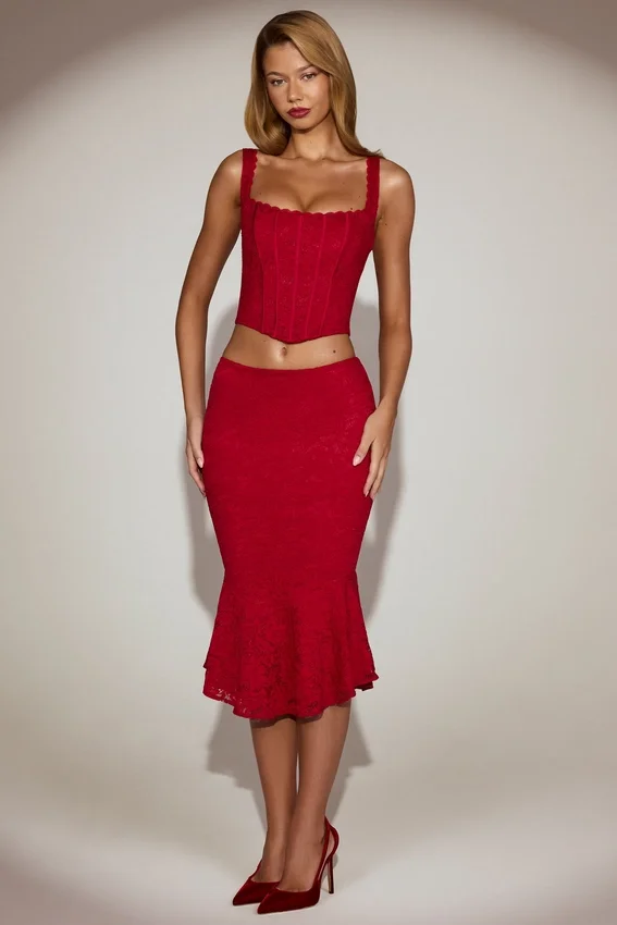 Midi-Rock aus korallenfarbener Spitze mit mittlerer Leibhöhe und ausgestellter Silhouette in True Red Midi-Rock aus korallenfarbener Spitze mit mittlerer Leibhöhe und ausgestellter Silhouette in True Red