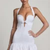 Millie Minikleid mit Schleifenverzierung, Neckholder und ausgestellter Säume in Weiß Millie Minikleid mit Schleifenverzierung, Neckholder und ausgestellter Säume in Weiß