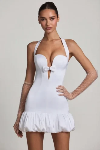 Millie Minikleid mit Schleifenverzierung, Neckholder und ausgestellter Säume in Weiß